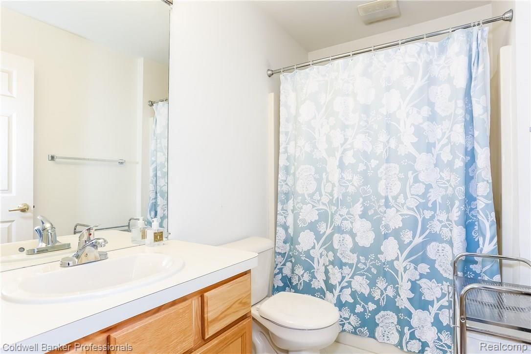 1868 Ring Neck Drive Rochester, MI 48307 - Photo 26 of 34 026-Second_Floor_Full_Bath-4602330-large.jpg