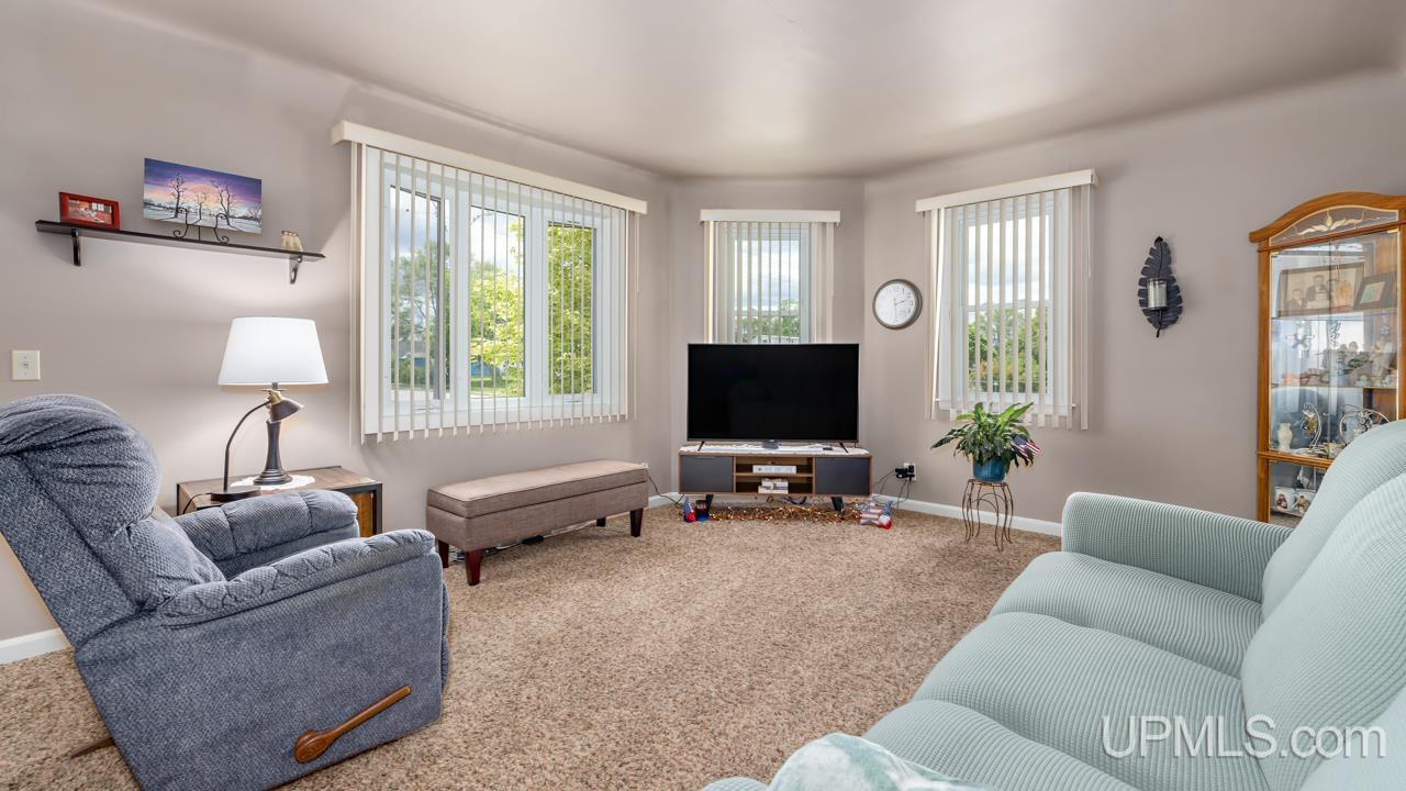 1402 North 16th Street Escanaba, MI 49829 - Photo 4 of 27