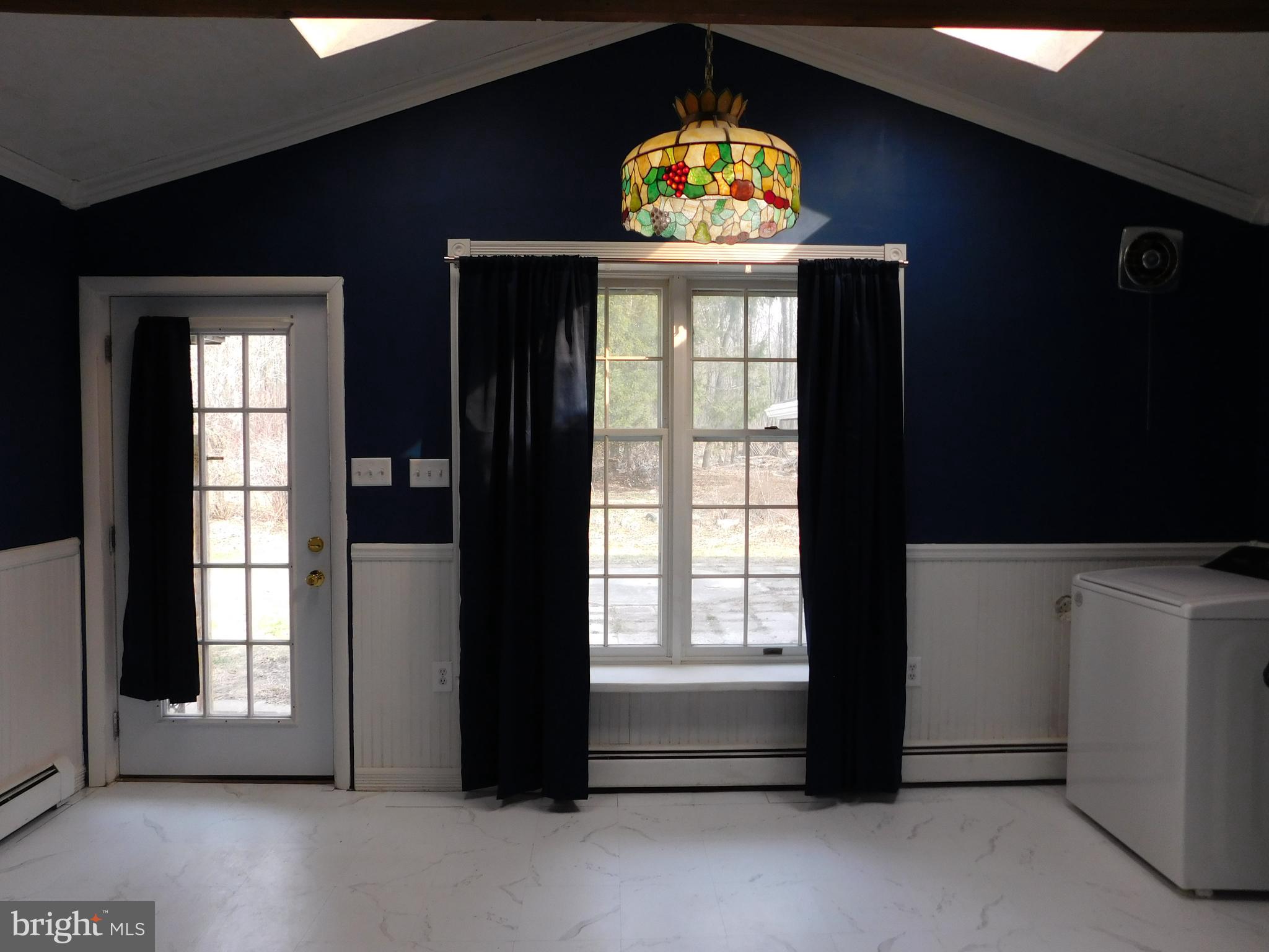 231 Morea Road Frackville, PA 17931 - Photo 8 of 29 Dining Area w/vaulted ceiling