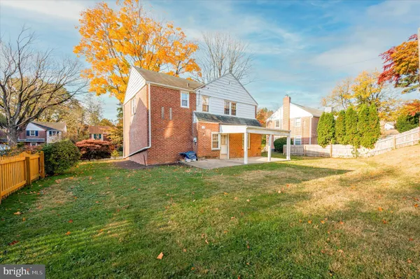 a view of a yard with a house