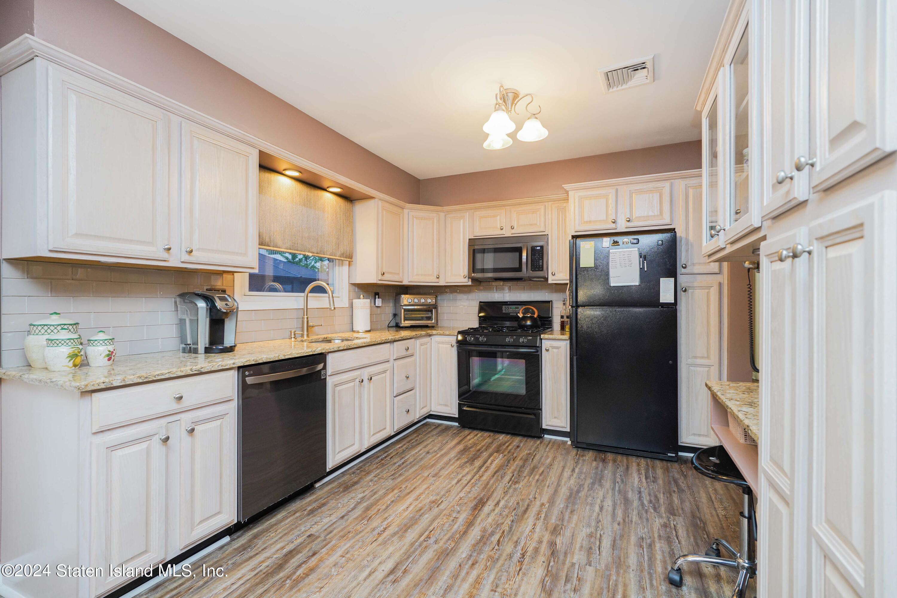 169 Beverly Road Staten Island, NY 10305 - Photo 11 of 40 Photo Sep 18 2024, 6 57 43 AM