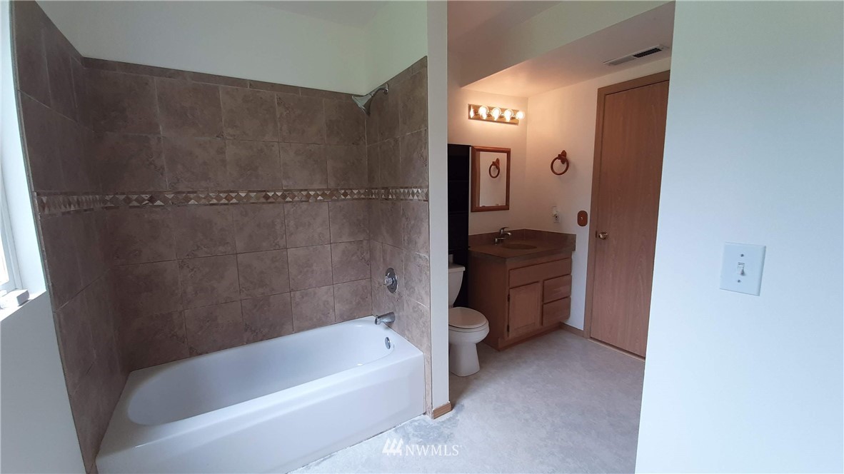 333 East Springfield Loop Shelton, WA 98584 - Photo 20 of 27 a bathroom with a tub a toilet and a sink