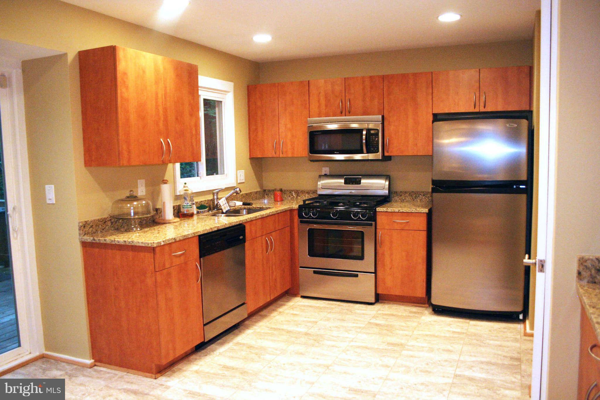 12232 Quorn Lane Reston, VA 20191 - Photo 7 of 20 Beautiful Update Kitchen w SS Appliances