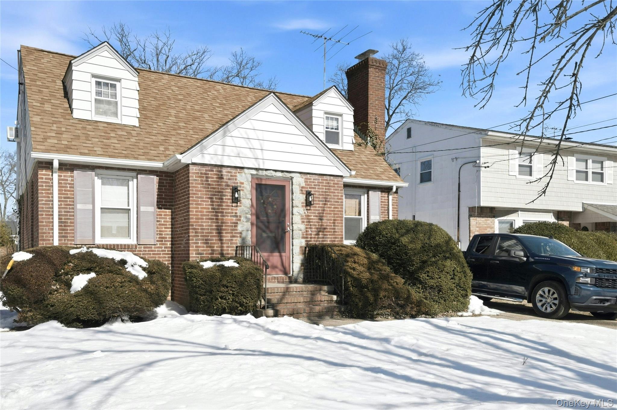 197 Foxhurst Road Oceanside, NY 11572 - Photo 4 of 28