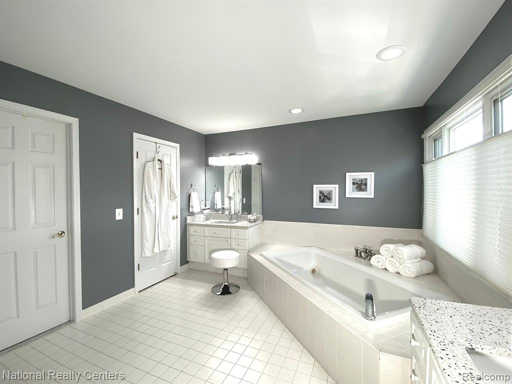 4199 Oak Tree Circle Rochester, MI 48306 - Photo 27 of 47