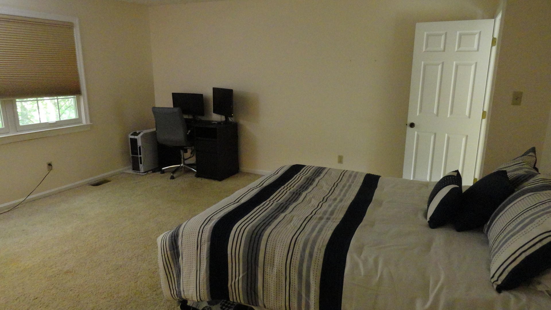 116 Hanover Place Oak Ridge, TN 37830 - Photo 9 of 17 a bedroom with a bed and a window