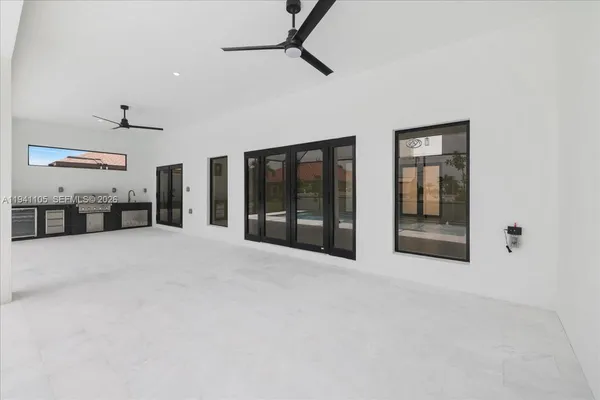 a view of a backyard