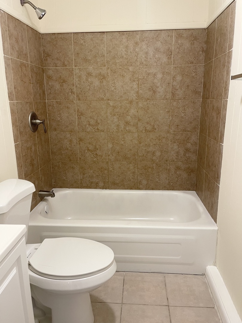 18315 Argyle Avenue Homewood, IL 60430 - Photo 17 of 19 a bathroom with a toilet and a bathtub