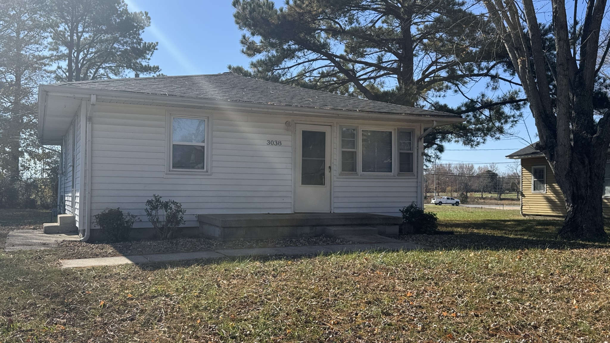 a view of a house with a yard