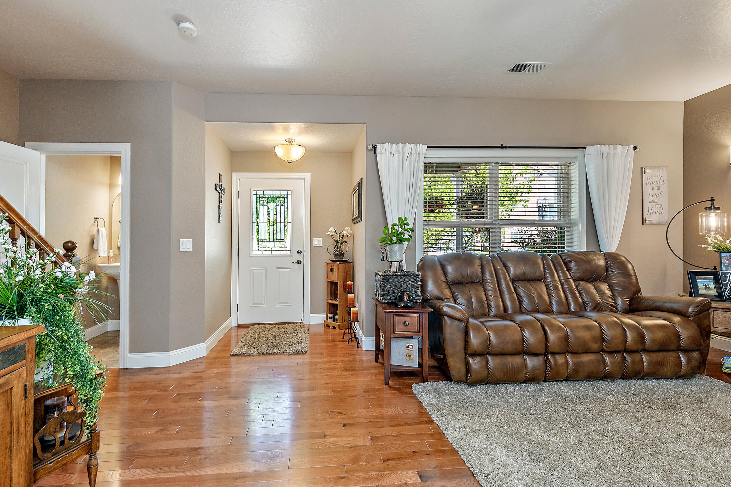 809 North Haskell Street Central Point, OR 97502 - Photo 4 of 40 8