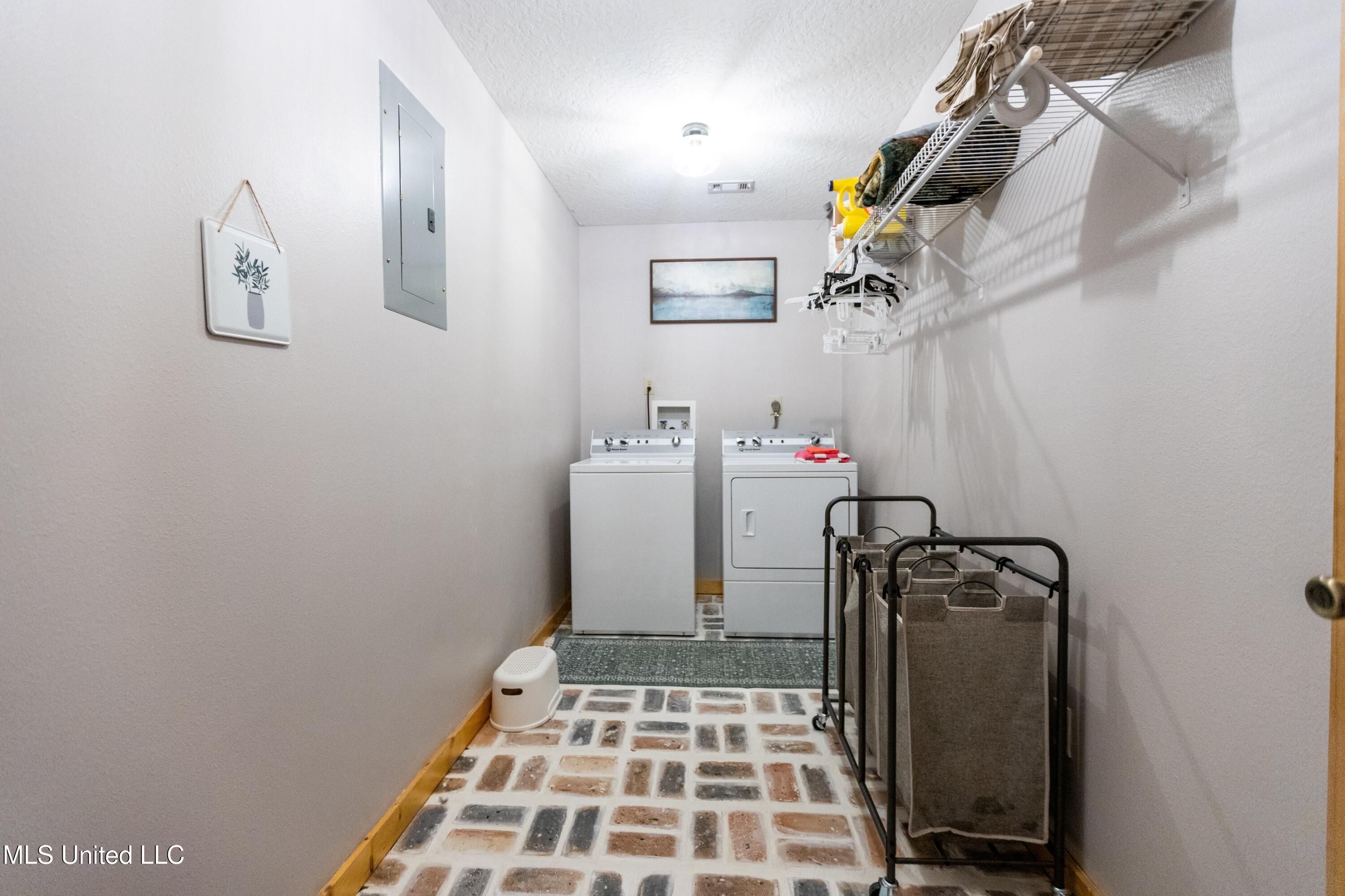 119 Tadpole Lane Lucedale, MS 39452 - Photo 15 of 32 tadpole lane laundry room