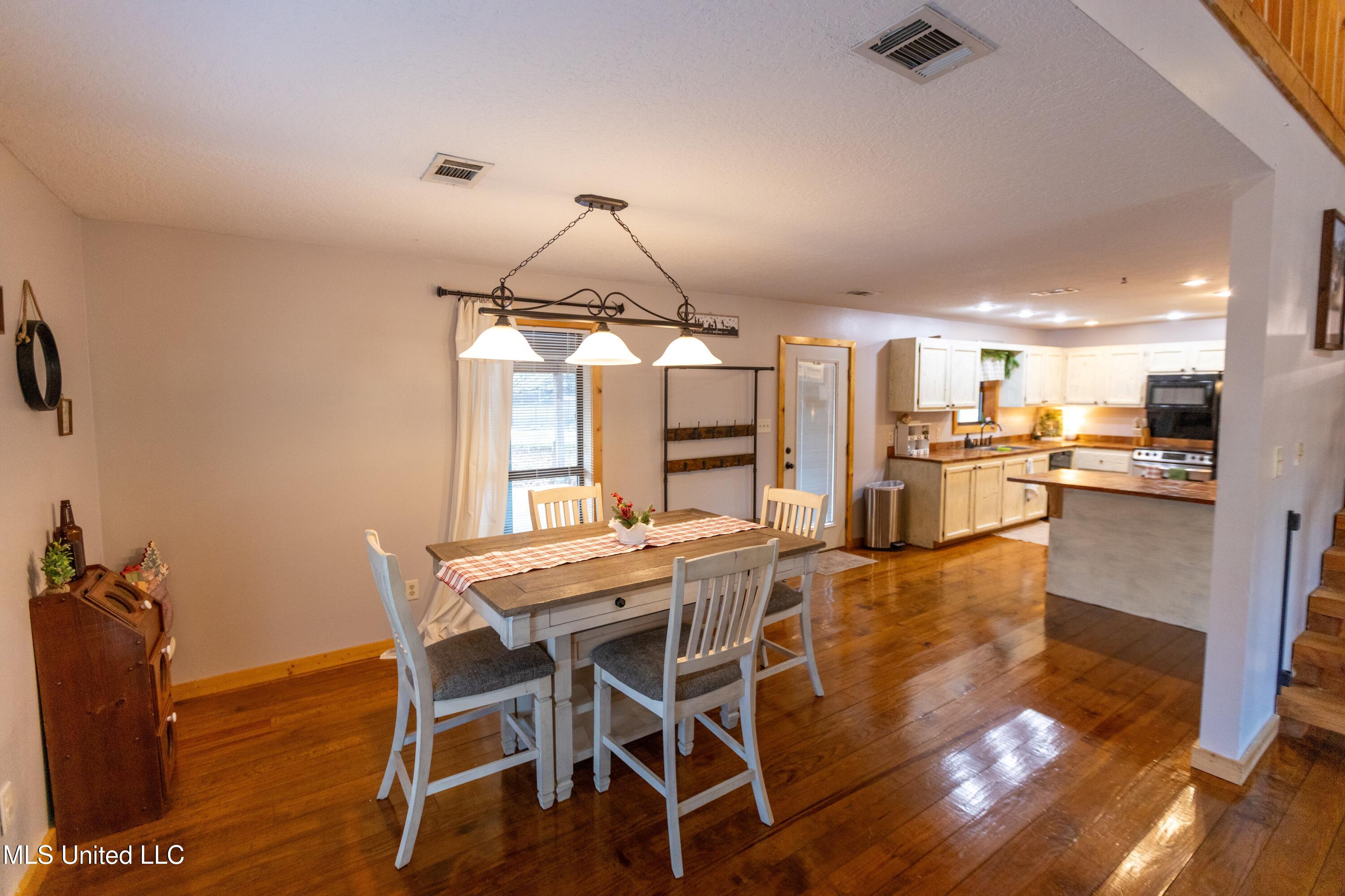 119 Tadpole Lane Lucedale, MS 39452 - Photo 8 of 32 Tadpole Lane dining room