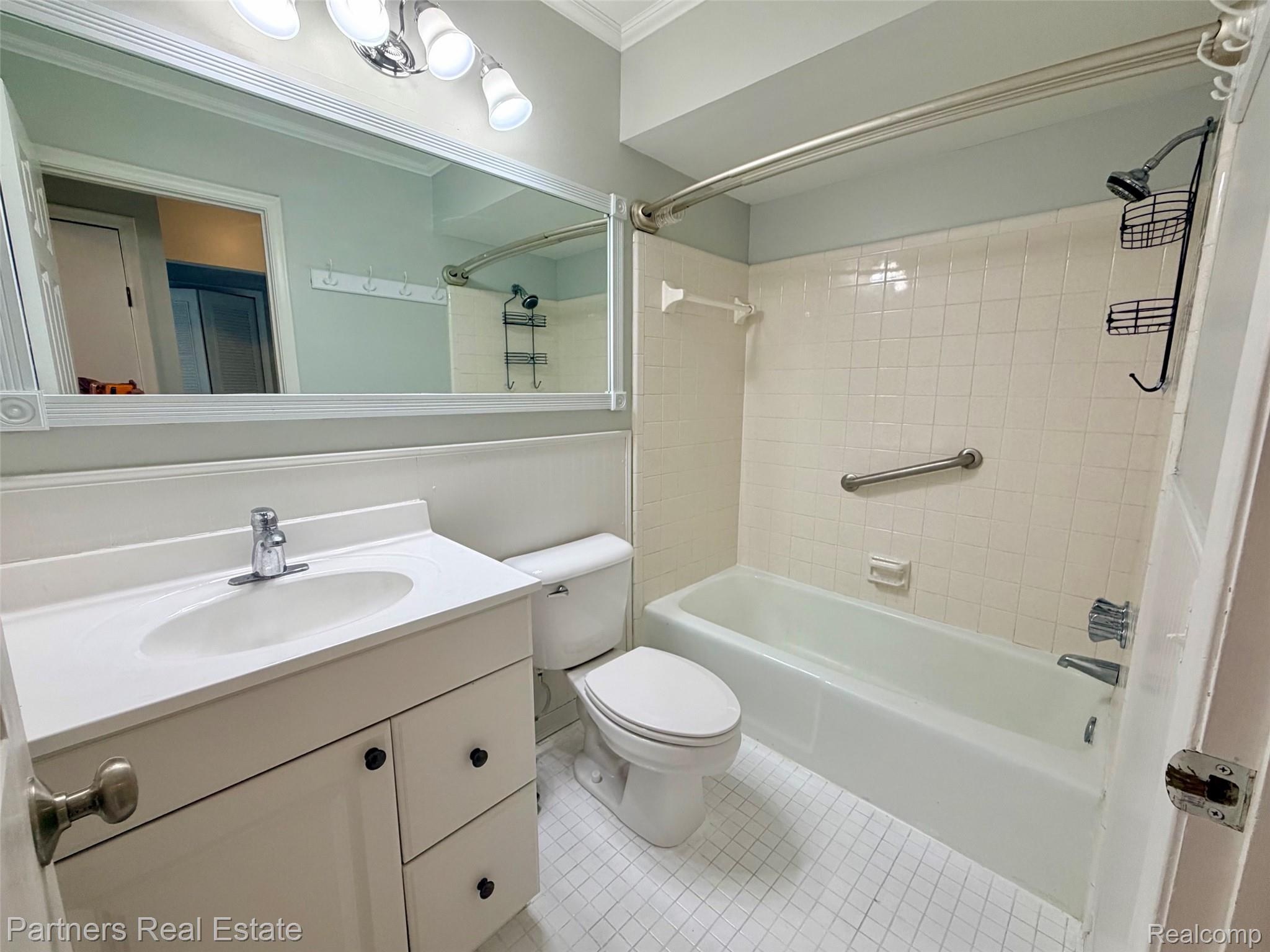 507 West Highland Road, Unit 11 Howell, MI 48843 - Photo 17 of 29 Full Bath