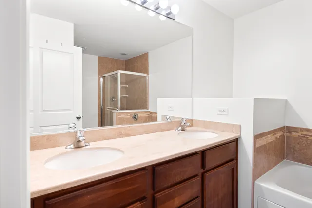 $449,500 | 563 Grosvenor Lane, Aurora, IL 60504