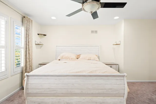 $449,500 | 563 Grosvenor Lane, Aurora, IL 60504