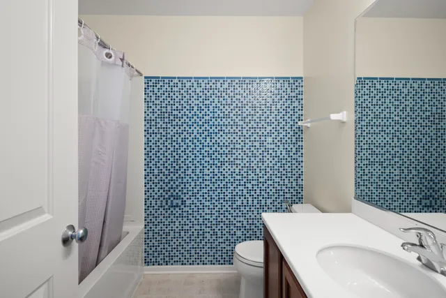 $449,500 | 563 Grosvenor Lane, Aurora, IL 60504