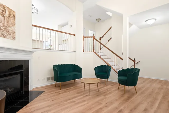 $449,500 | 563 Grosvenor Lane, Aurora, IL 60504