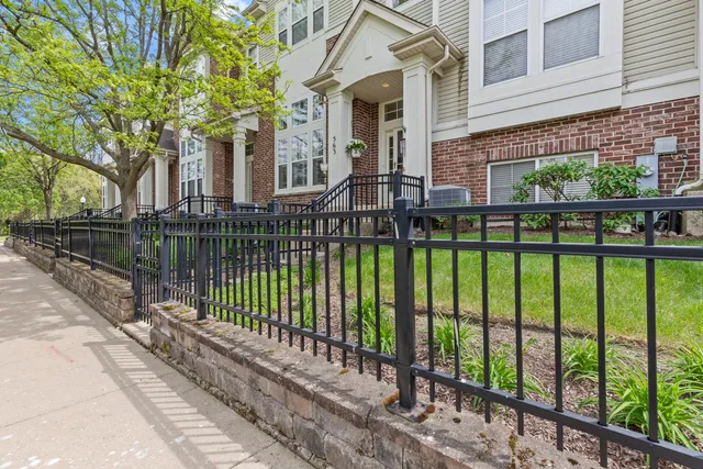 $449,500 | 563 Grosvenor Lane, Aurora, IL 60504
