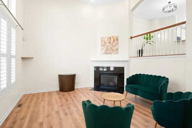 $449,500 | 563 Grosvenor Lane, Aurora, IL 60504