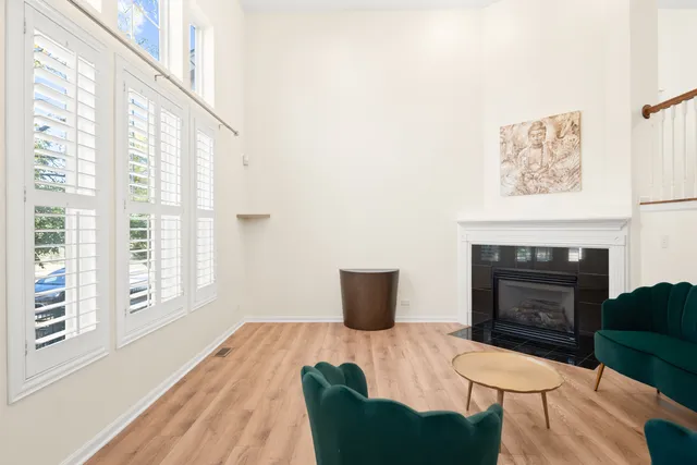 $449,500 | 563 Grosvenor Lane, Aurora, IL 60504