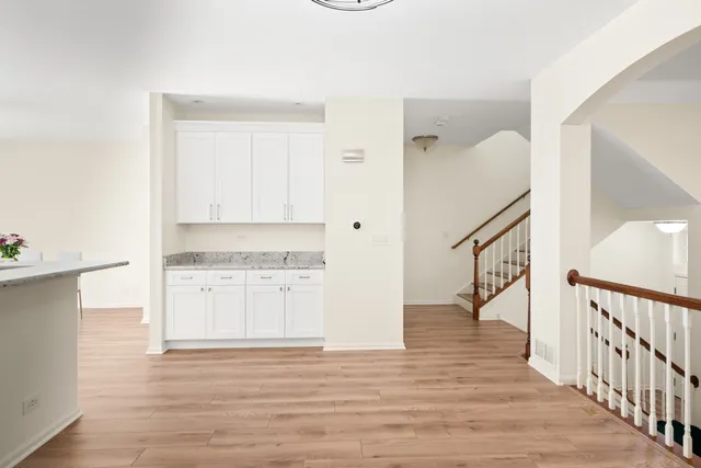 $449,500 | 563 Grosvenor Lane, Aurora, IL 60504