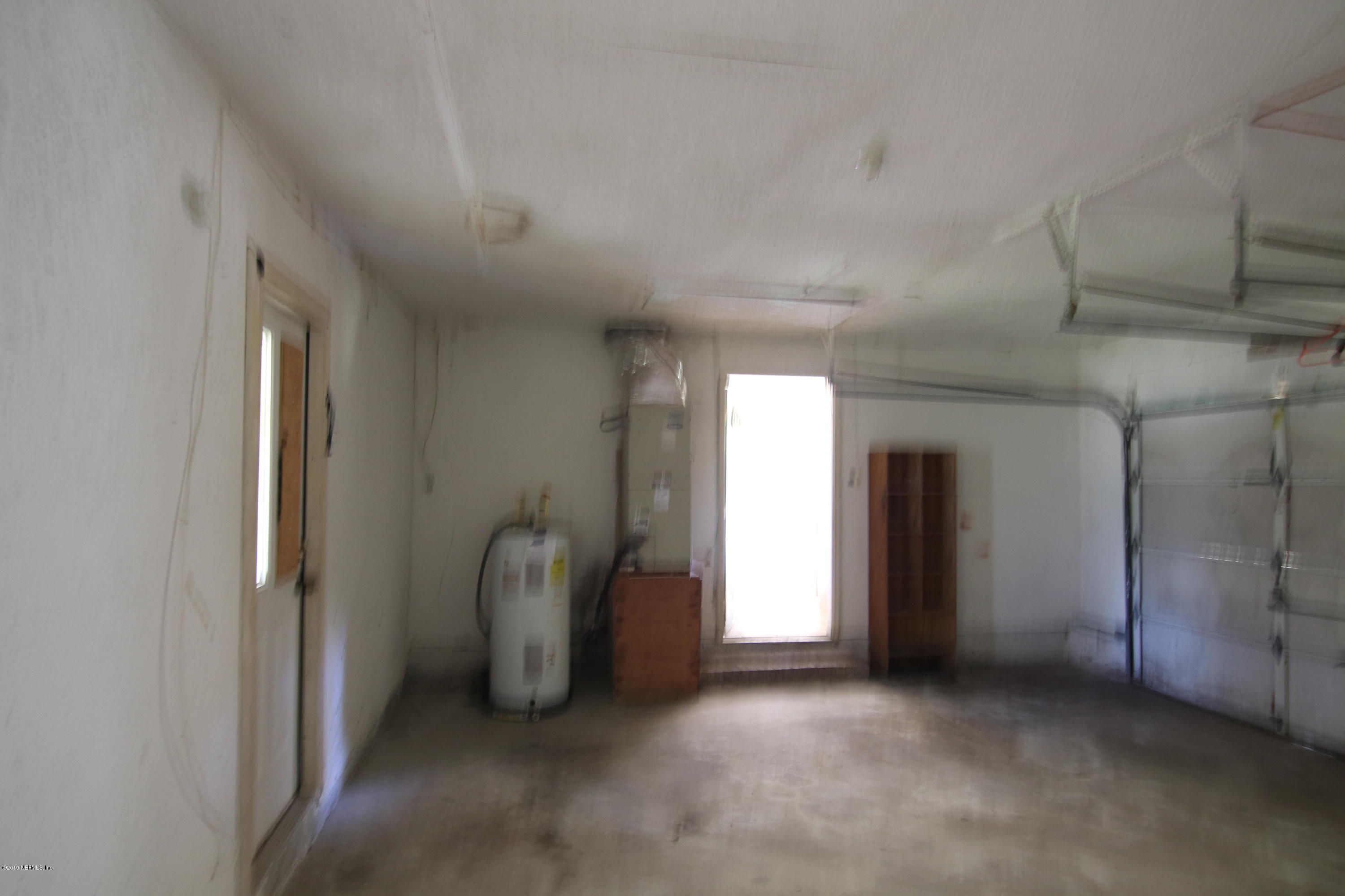 54344 Hurst Road Callahan, FL 32011 - Photo 40 of 55 an empty room with windows and closet