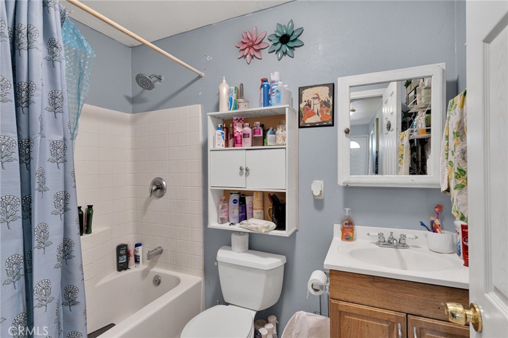 1132 Calhoun Street Redlands, CA 92374 - Photo 16 of 27 a bathroom with a sink toilet and a bathtub