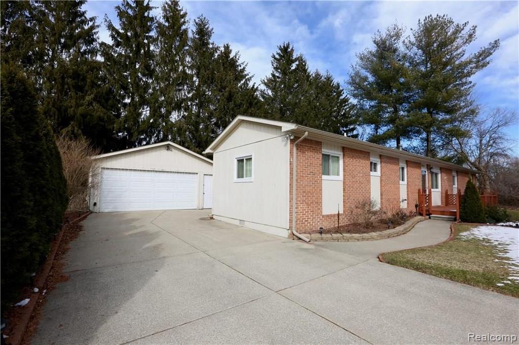 2679 East Square Lake Road Troy, MI 48085 - Photo 4 of 42