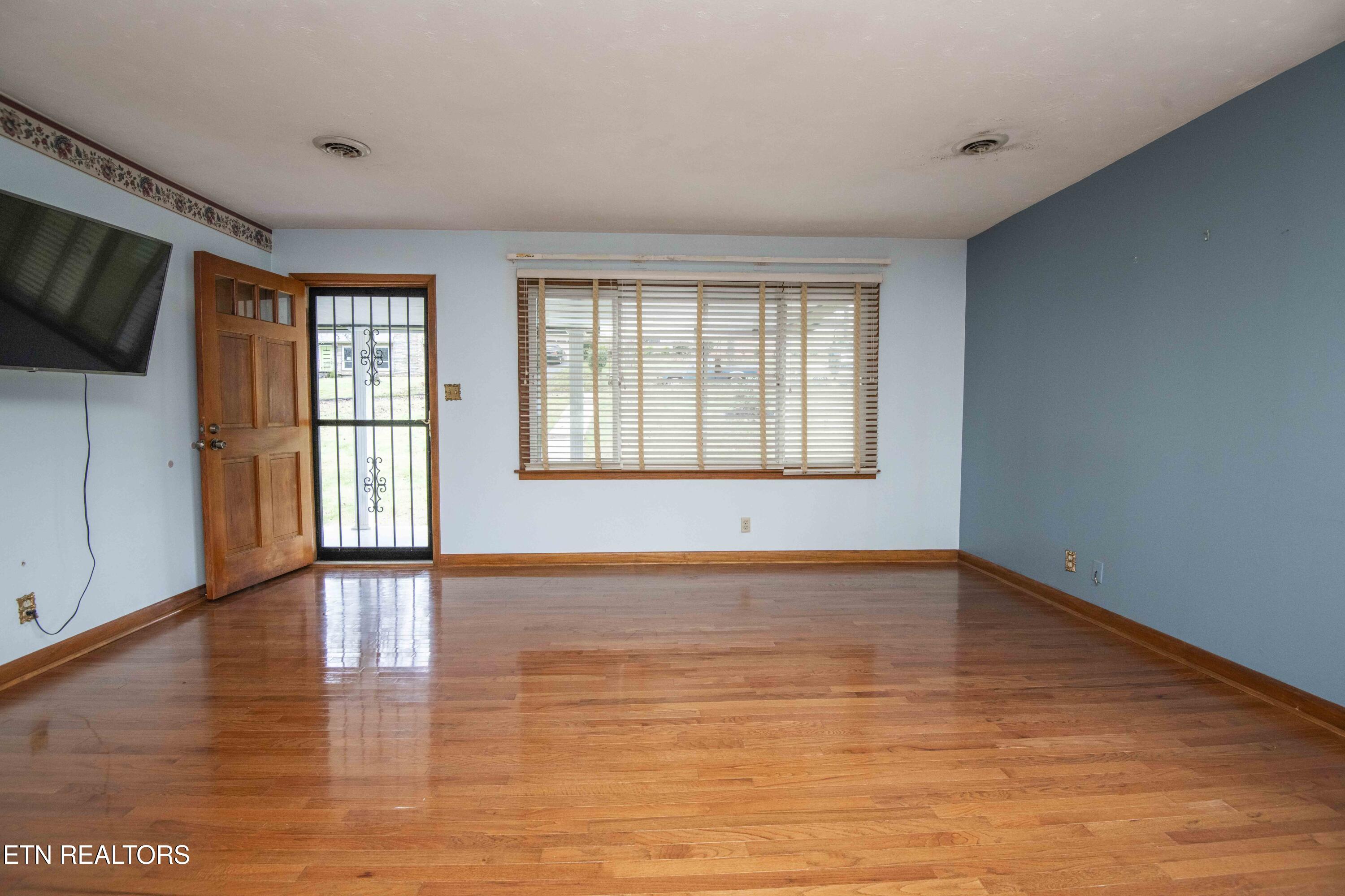 5814 Blossom Road Knoxville, TN 37912 - Photo 16 of 52 Living Room /Hardwoods