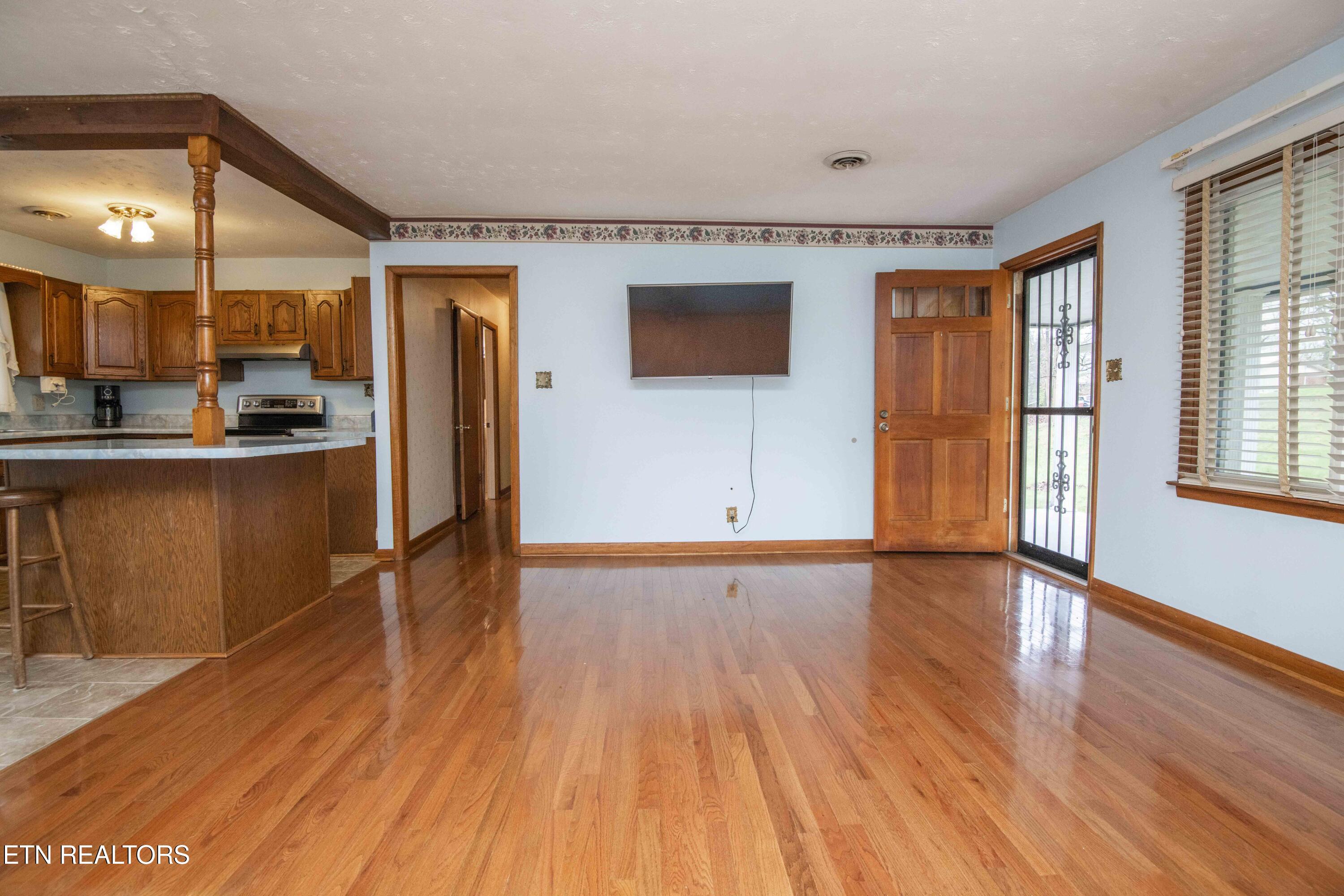 5814 Blossom Road Knoxville, TN 37912 - Photo 17 of 52 Living Room