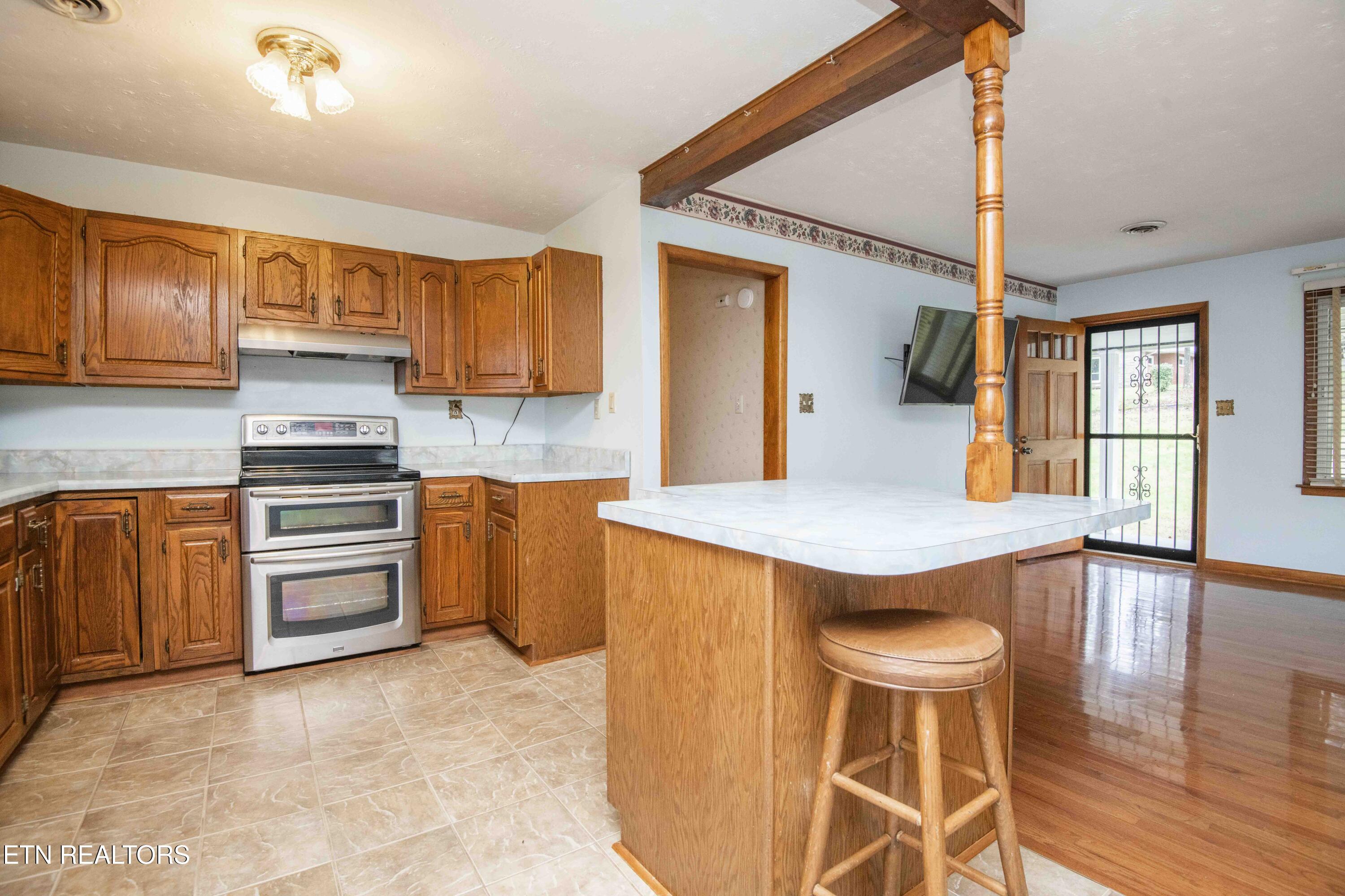 5814 Blossom Road Knoxville, TN 37912 - Photo 21 of 52 Island Bar