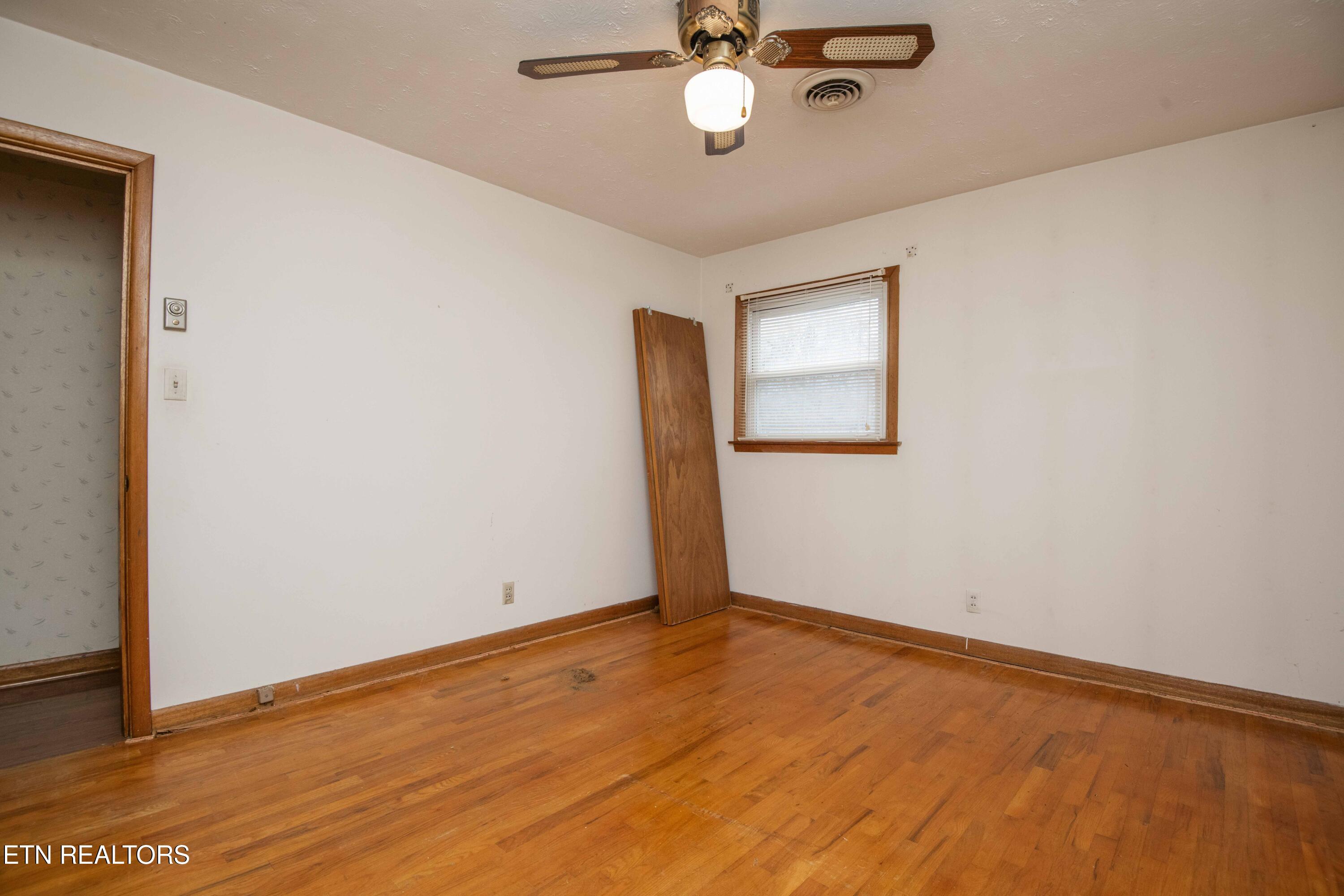 5814 Blossom Road Knoxville, TN 37912 - Photo 35 of 52 Bedroom Main Level