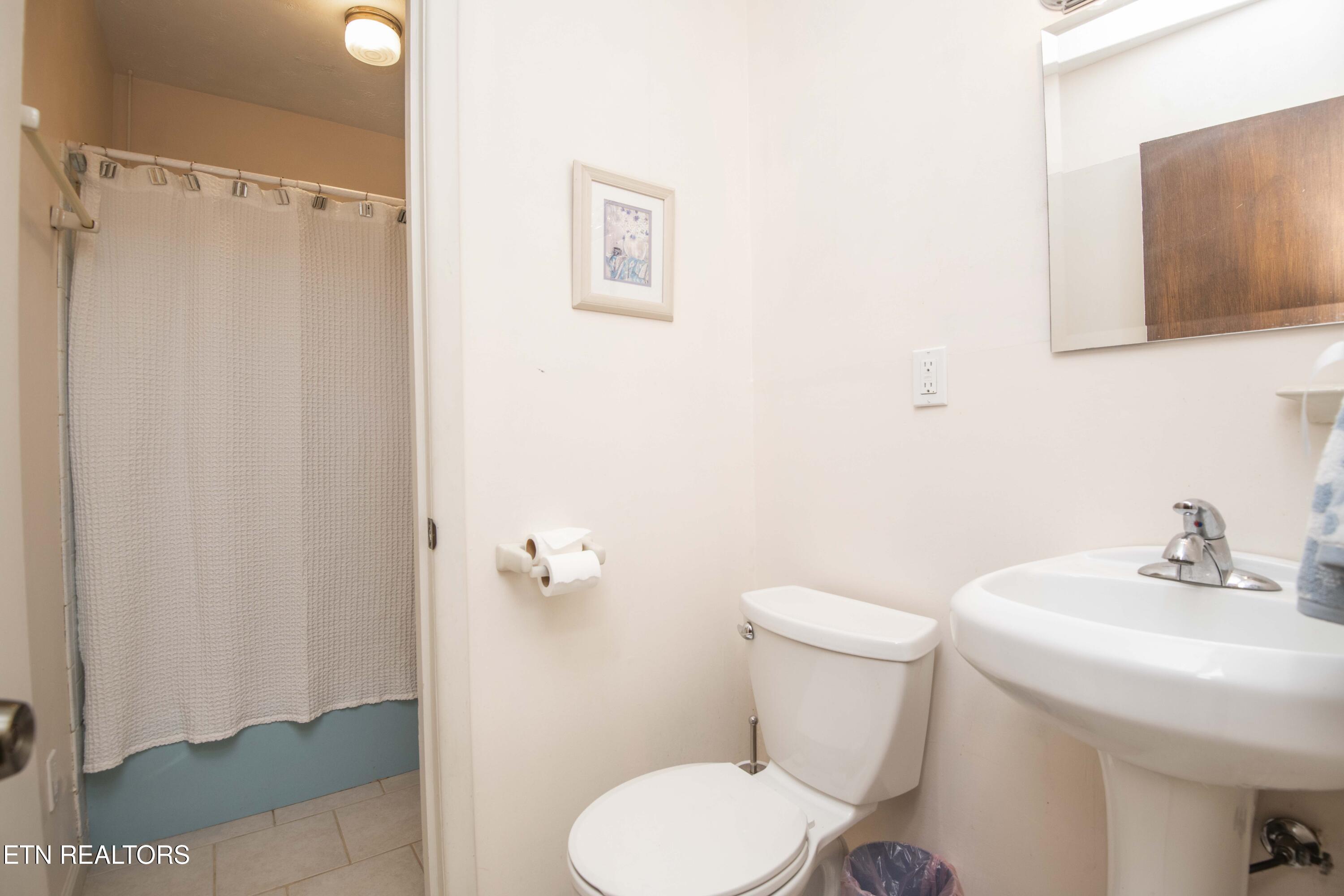 5814 Blossom Road Knoxville, TN 37912 - Photo 43 of 52 Hall entrance Bathroom