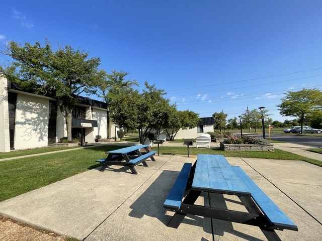 9701 North Dee Road, Unit 5M Niles, IL 60714 - Photo 21 of 21 a view of swimming pool with lounge chair and dinning table under an umbrella