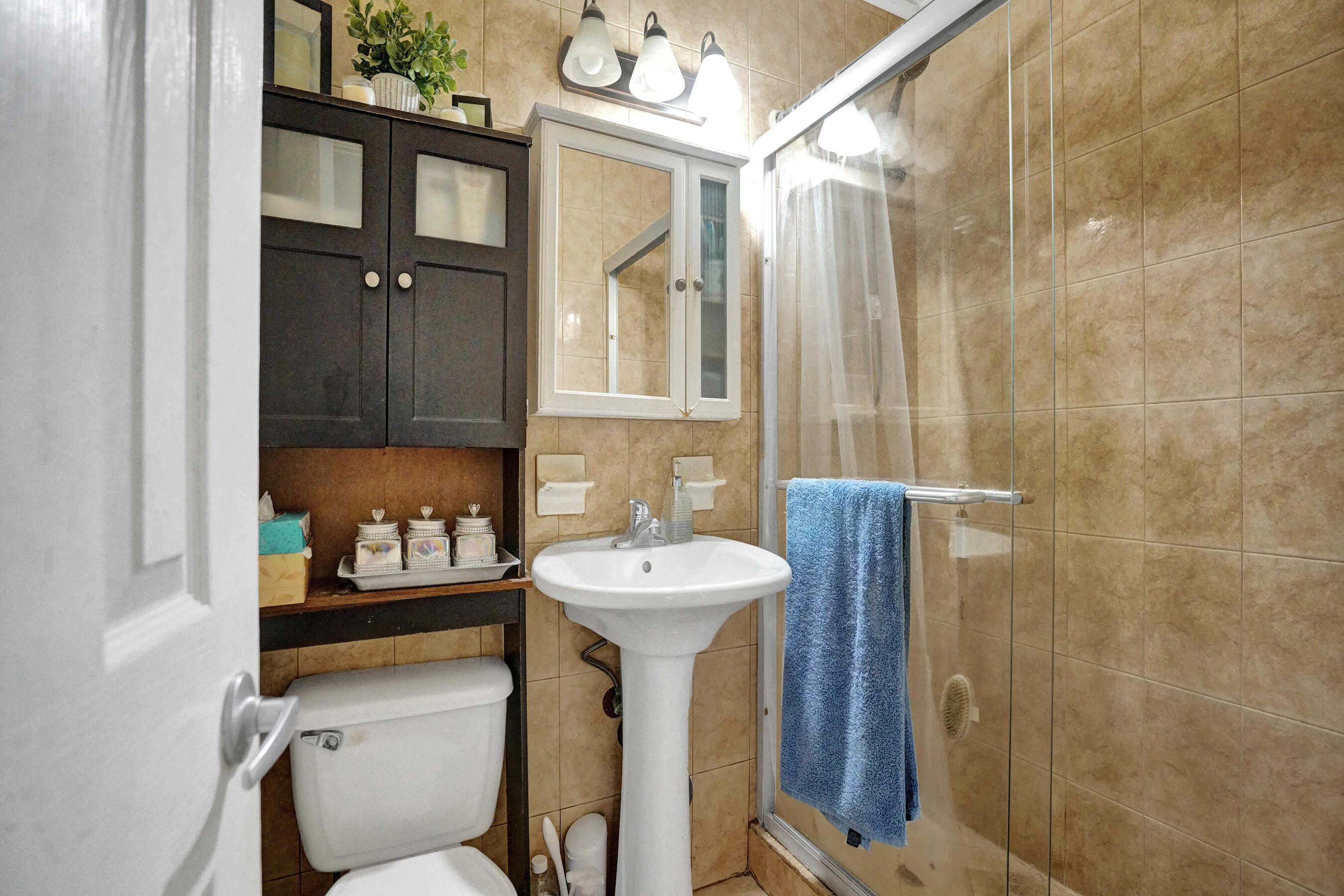 640 Northeast 24th Street Pompano Beach, FL 33064 - Photo 14 of 35 a bathroom with a sink mirror toilet and bathtub