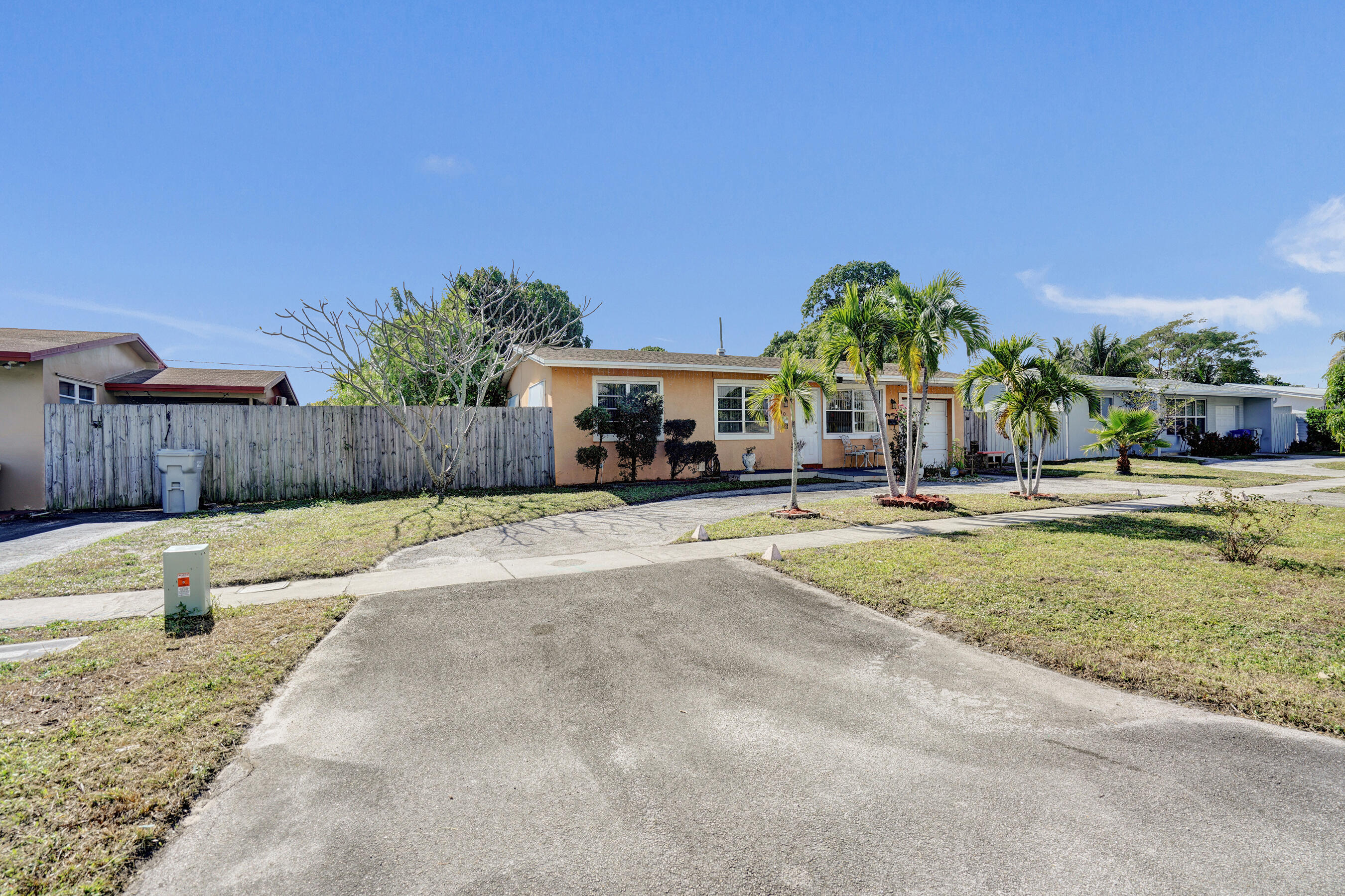 640 Northeast 24th Street Pompano Beach, FL 33064 - Photo 25 of 35 a swimming pool with outdoor seating and yard