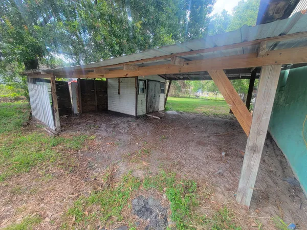 a view of a house with backyard