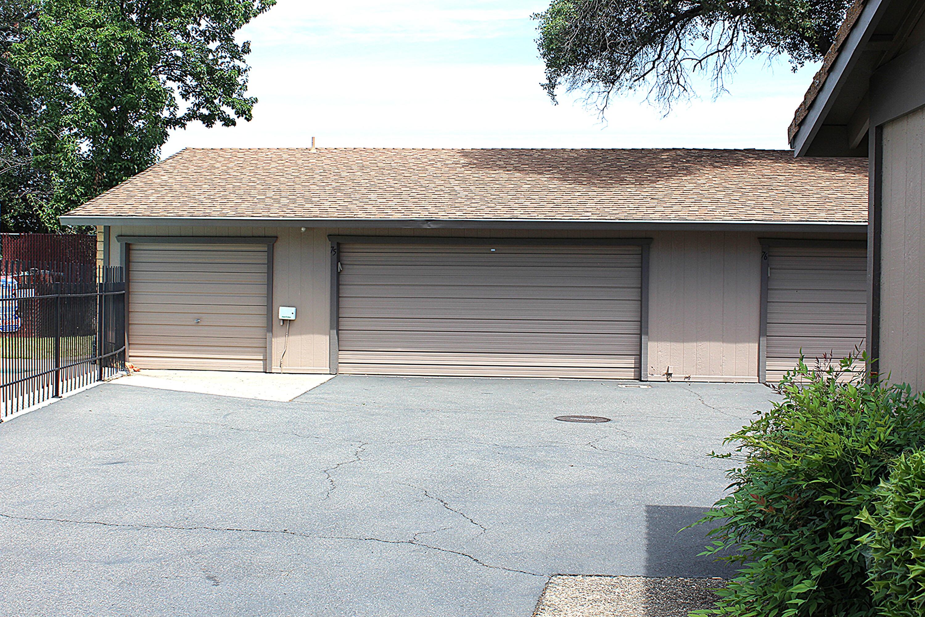 1975 Bechelli Lane Redding, CA 96002 - Photo 3 of 25 Garage