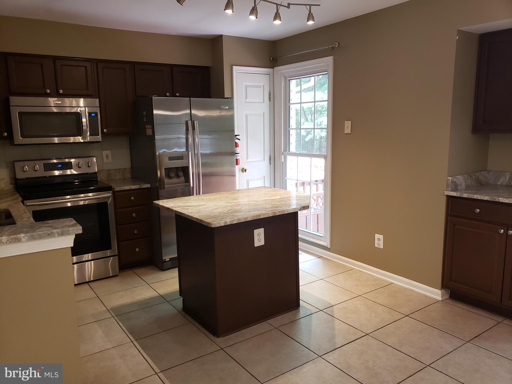 12852 Silvia Loop Woodbridge, VA 22192 - Photo 3 of 20 Large eat-in kitchen