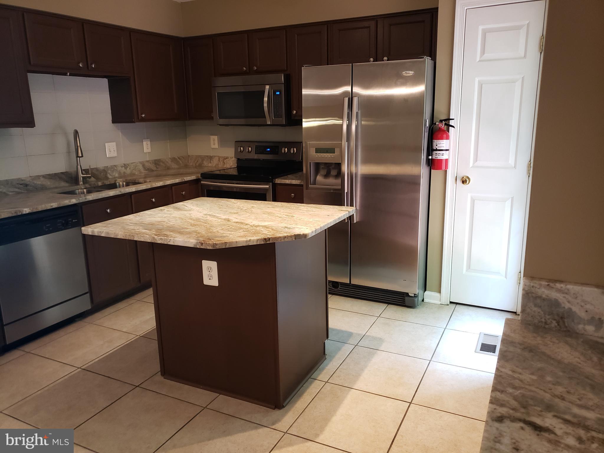 12852 Silvia Loop Woodbridge, VA 22192 - Photo 5 of 20 Stainless steel appliances