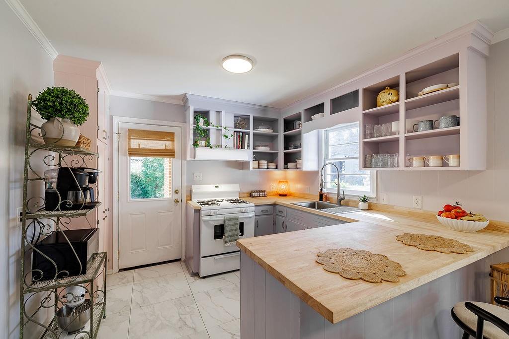 467 Diamond Hill Colbert Road Colbert, GA 30628 - Photo 11 of 50 a kitchen that has a stove and a sink