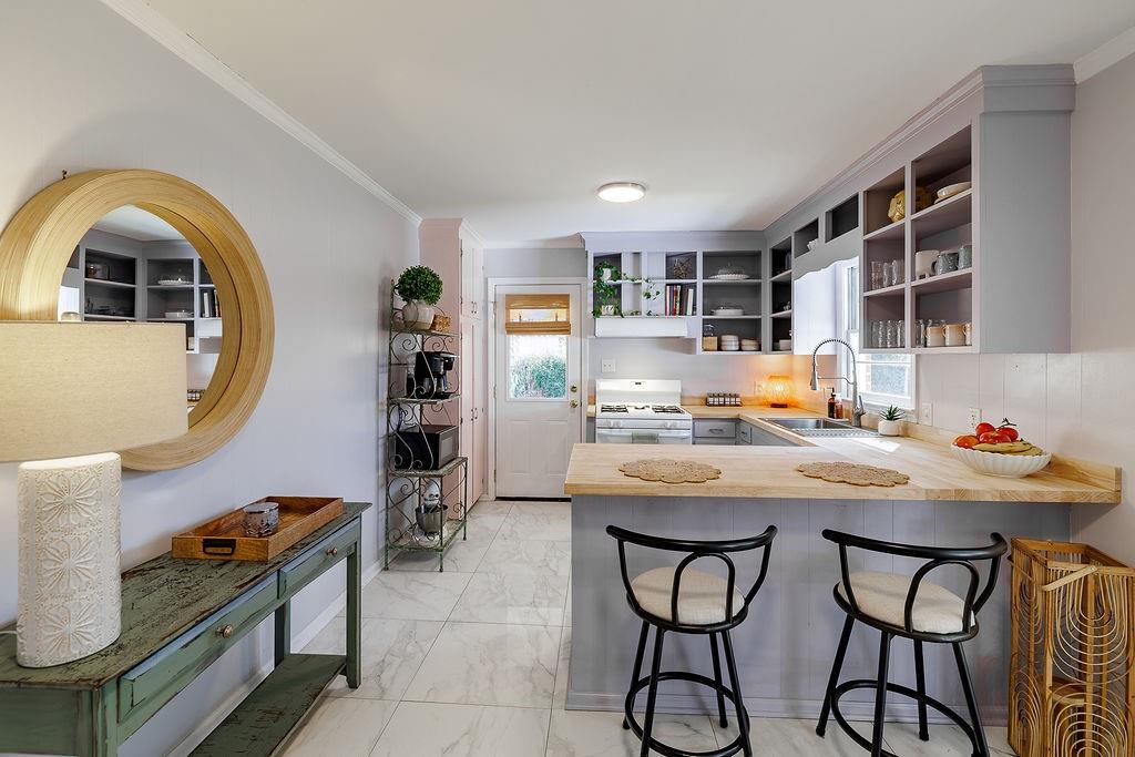 467 Diamond Hill Colbert Road Colbert, GA 30628 - Photo 12 of 50 a kitchen with a table chairs and a workspace