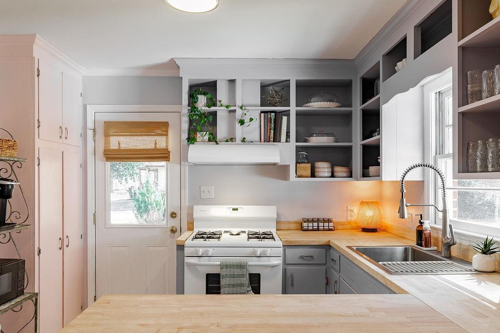 467 Diamond Hill Colbert Road Colbert, GA 30628 - Photo 13 of 50 a kitchen with stainless steel appliances granite countertop a stove and a sink