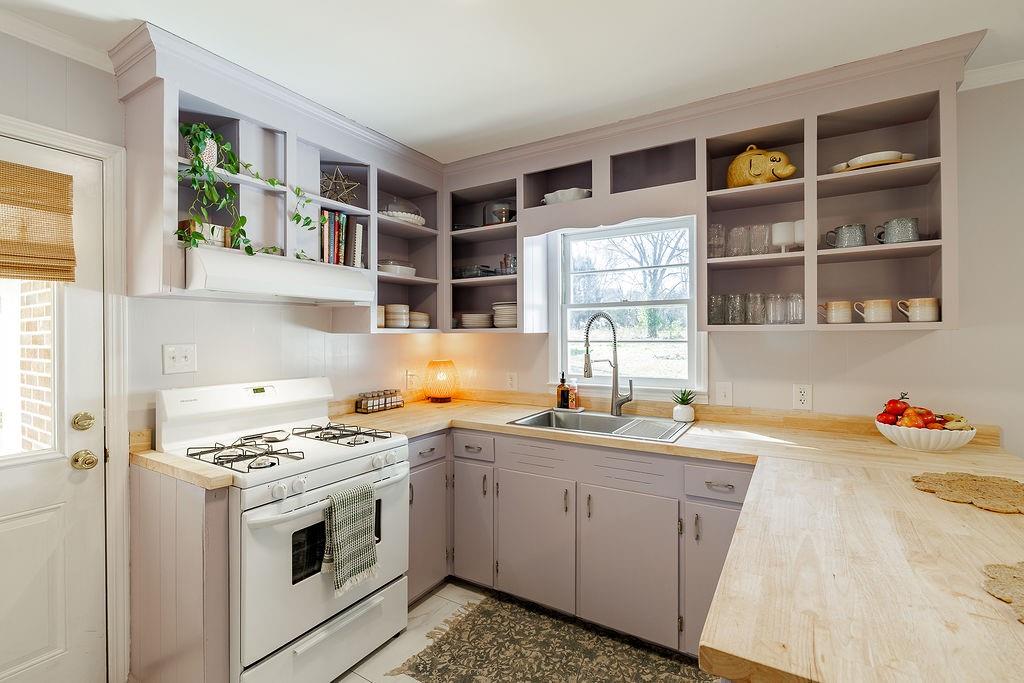 467 Diamond Hill Colbert Road Colbert, GA 30628 - Photo 14 of 50 a kitchen with stainless steel appliances a stove a sink and a refrigerator
