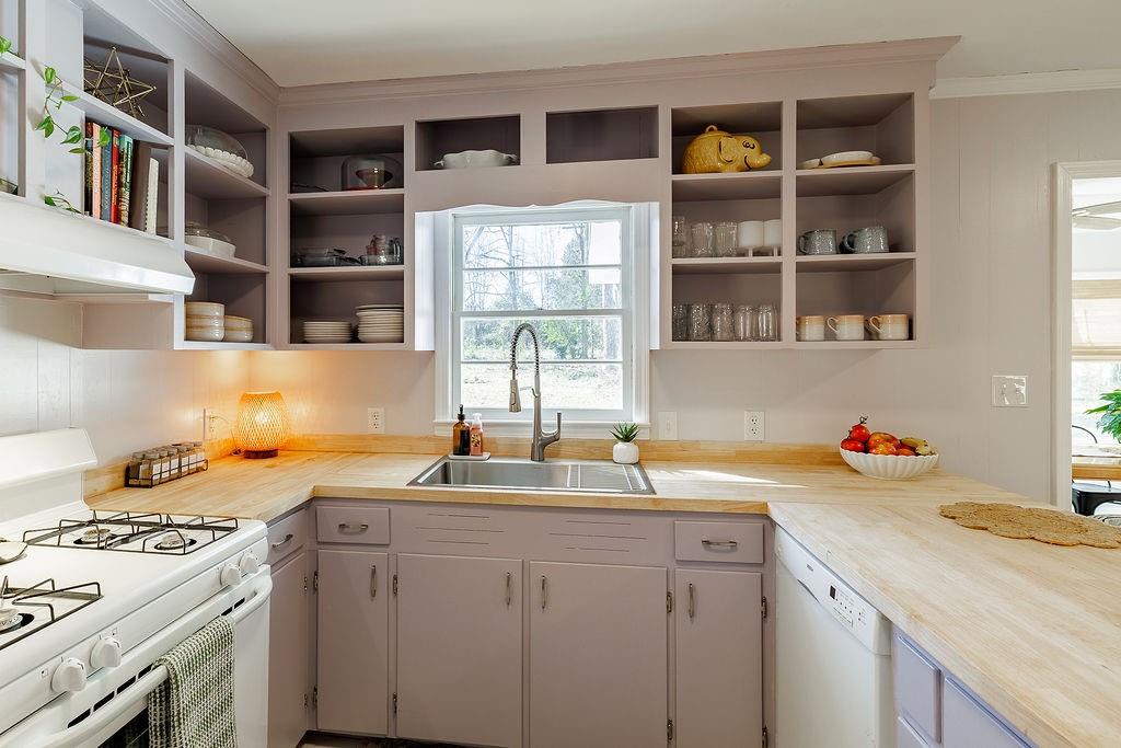 467 Diamond Hill Colbert Road Colbert, GA 30628 - Photo 15 of 50 a kitchen with stainless steel appliances a stove and a sink