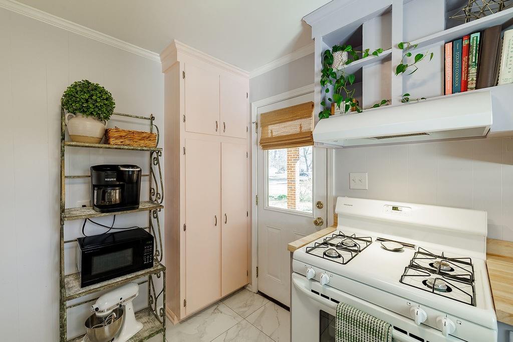 467 Diamond Hill Colbert Road Colbert, GA 30628 - Photo 18 of 50 a kitchen with a stove and a refrigerator