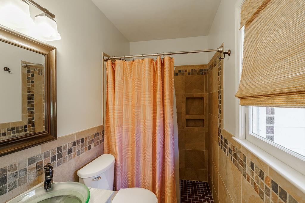 467 Diamond Hill Colbert Road Colbert, GA 30628 - Photo 25 of 50 a bathroom with a shower curtain a sink and a mirror