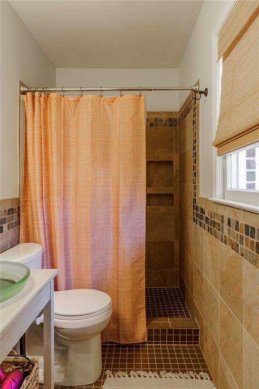 467 Diamond Hill Colbert Road Colbert, GA 30628 - Photo 26 of 50 a bathroom with a toilet and shower