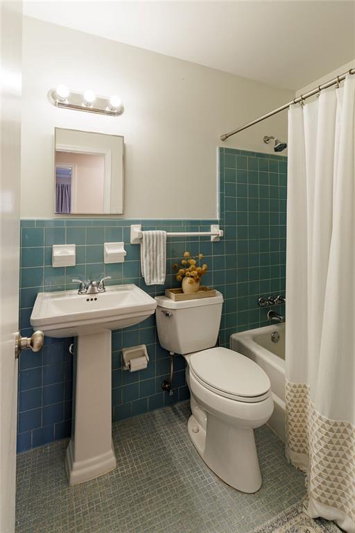 467 Diamond Hill Colbert Road Colbert, GA 30628 - Photo 33 of 50 a bathroom with a sink toilet and shower