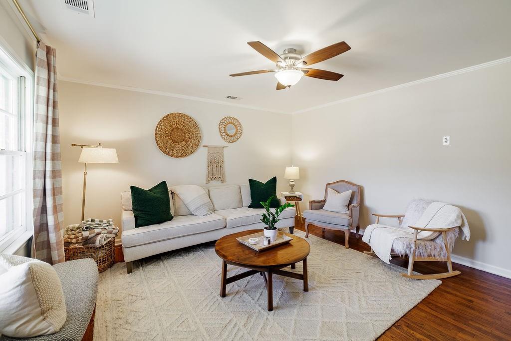 467 Diamond Hill Colbert Road Colbert, GA 30628 - Photo 4 of 50 a living room with furniture a rug and a window